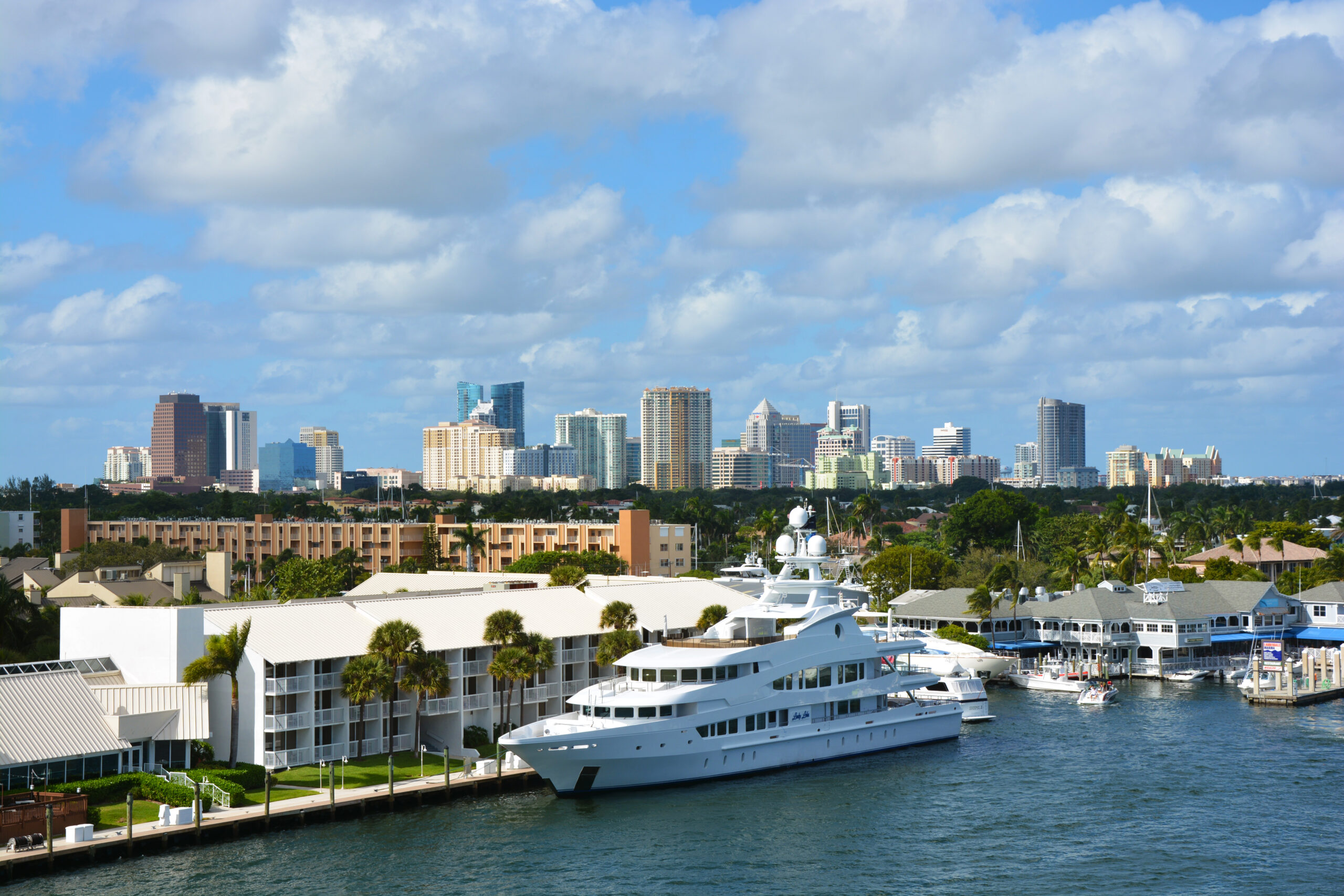 Skyline_of_Fort_Lauderdale,_Nov-15